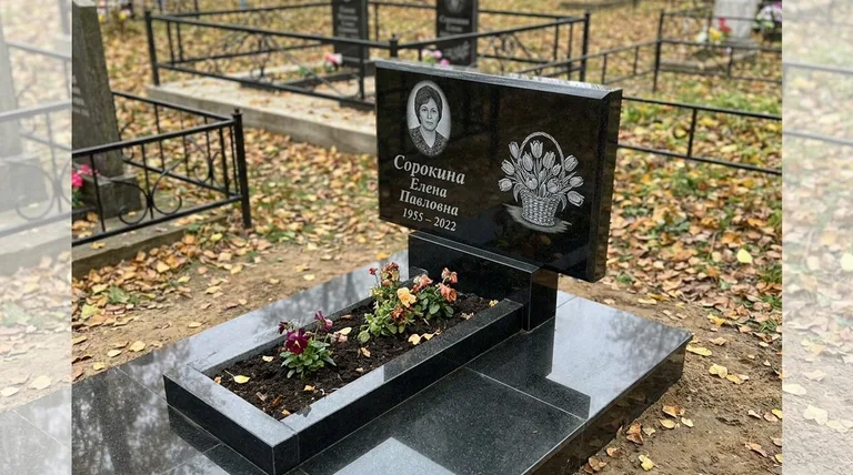 Памятник с гравировкой тюльпанов — выполненная работа «Сорокина» в Ростове-на-Дону