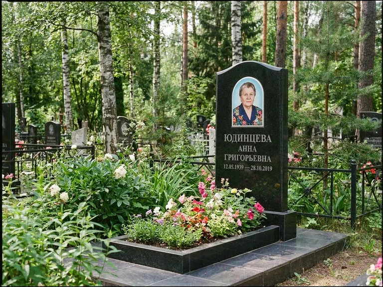 Овальный портрет на памятнике весной в Ростове-на-Дону