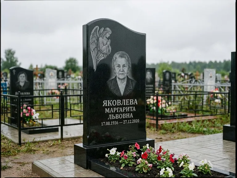 Памятник с гравировкой ангела — гравировка молящегося ангела в верхней части стелы, работа «Яковлева» в Ростове-на-Дону