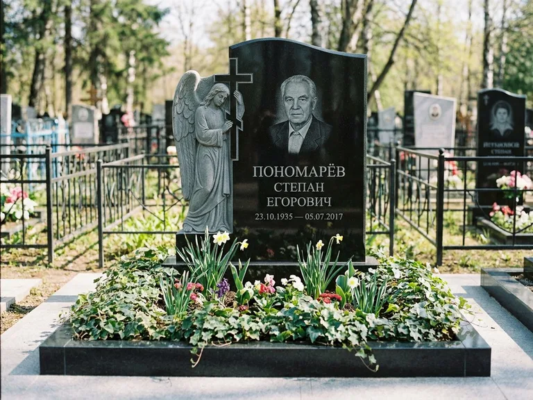 Памятник с гравировкой ангела — гравировка ангела с крестом рядом с эпитафией, работа «Пономарёв» в Ростове-на-Дону