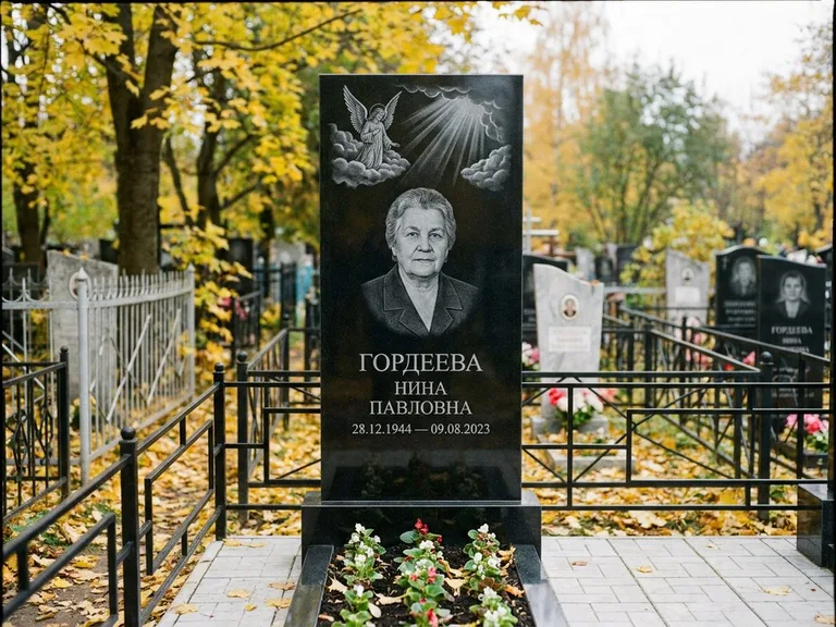 Памятник с гравировкой ангела — гравировка ангела в облаках с лучами над портретом, работа «Гордеева» в Ростове-на-Дону
