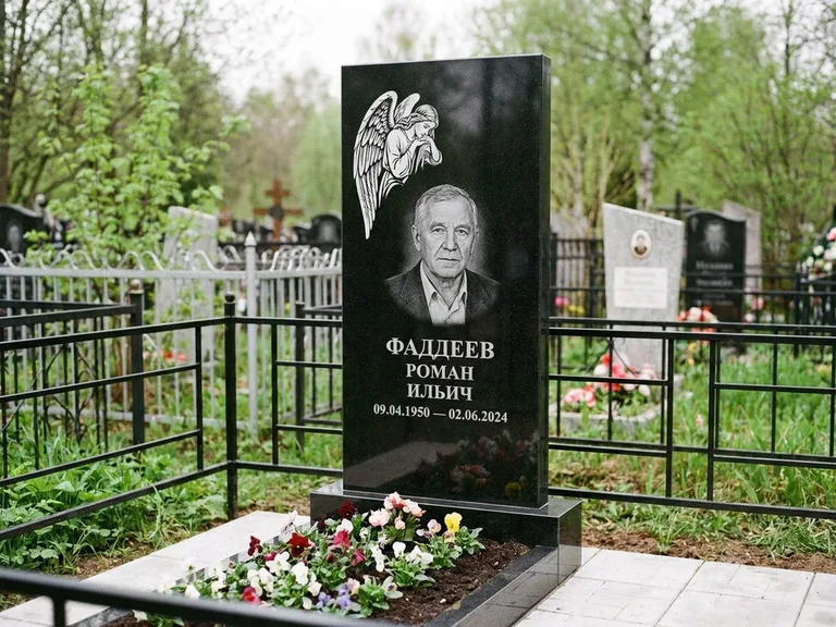 Памятник с гравировкой ангела — белая гравировка скорбящего ангела над портретом, работа «Фаддеев» в Ростове-на-Дону