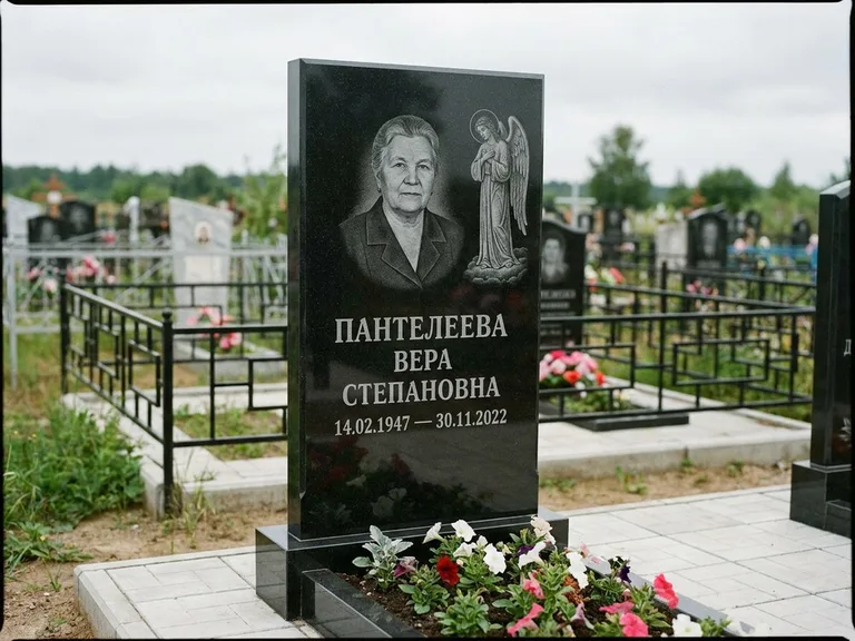 Памятник с гравировкой ангела — гравировка ангела-хранителя сбоку от портрета, работа «Пантелеева» в Ростове-на-Дону