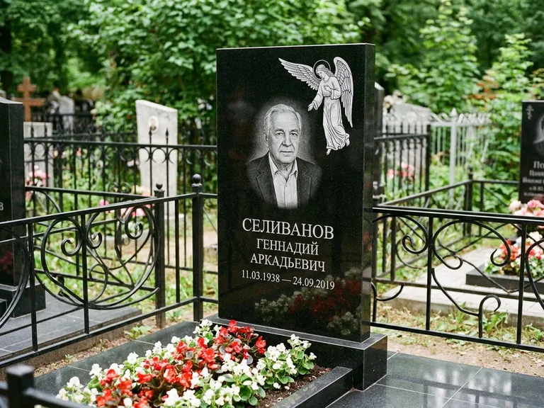 Памятник с гравировкой ангела — белая гравировка скорбящего ангела над портретом, работа «Селиванов» в Ростове-на-Дону