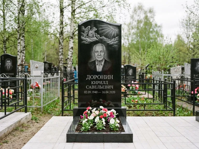 Памятник с гравировкой ангела — гравировка ангела в облаках с лучами над портретом, работа «Доронин» в Ростове-на-Дону
