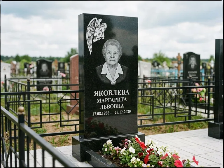 Памятник с гравировкой ангела — белая гравировка скорбящего ангела над портретом, работа «Яковлева» в Ростове-на-Дону