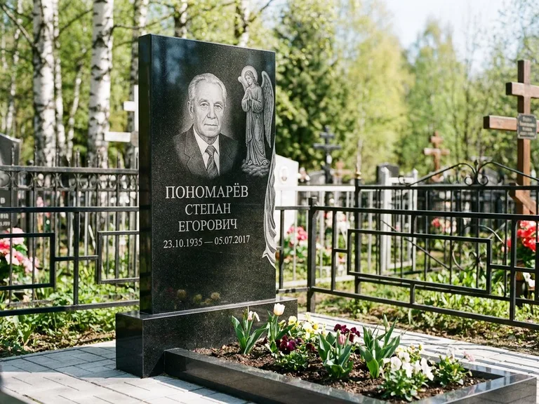 Памятник с гравировкой ангела — гравировка ангела-хранителя сбоку от портрета, работа «Пономарёв» в Ростове-на-Дону