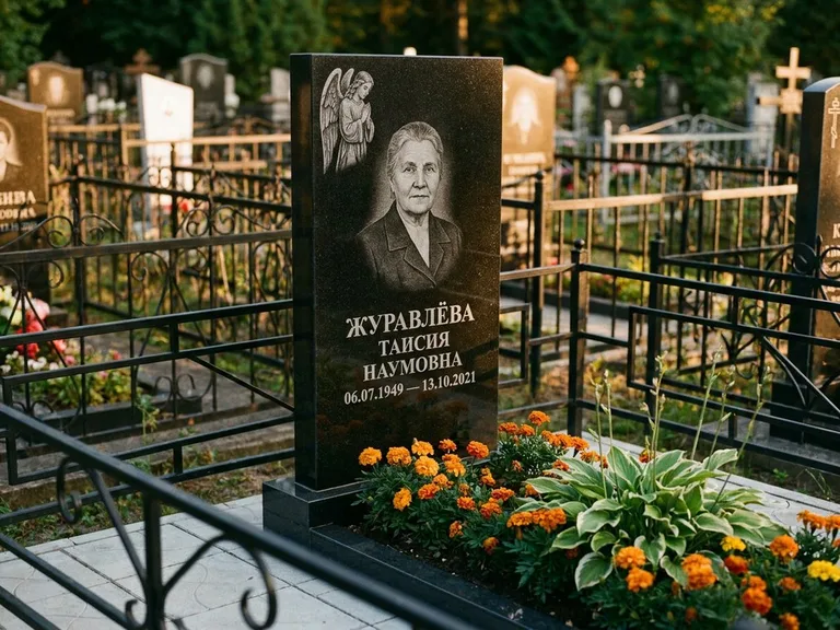 Памятник с гравировкой ангела — гравировка молящегося ангела в верхней части стелы, работа «Журавлёва» в Ростове-на-Дону