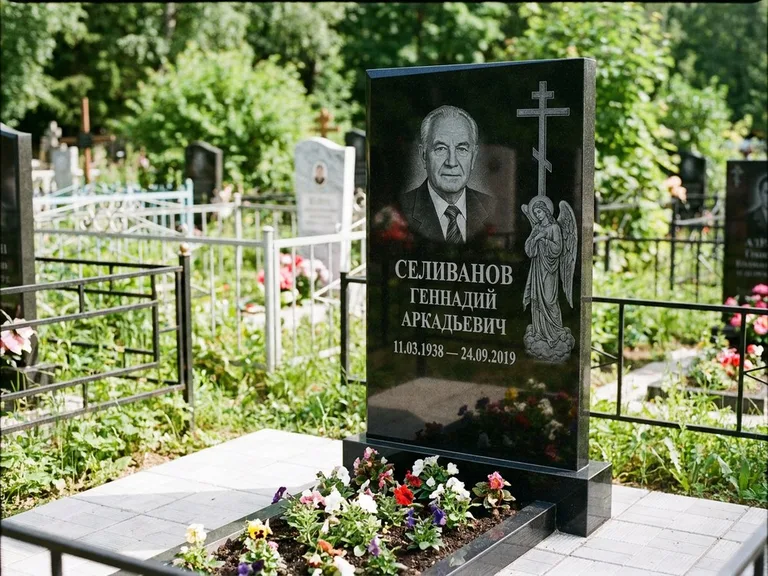 Памятник с гравировкой ангела — гравировка ангела с крестом рядом с эпитафией, работа «Селиванов» в Ростове-на-Дону