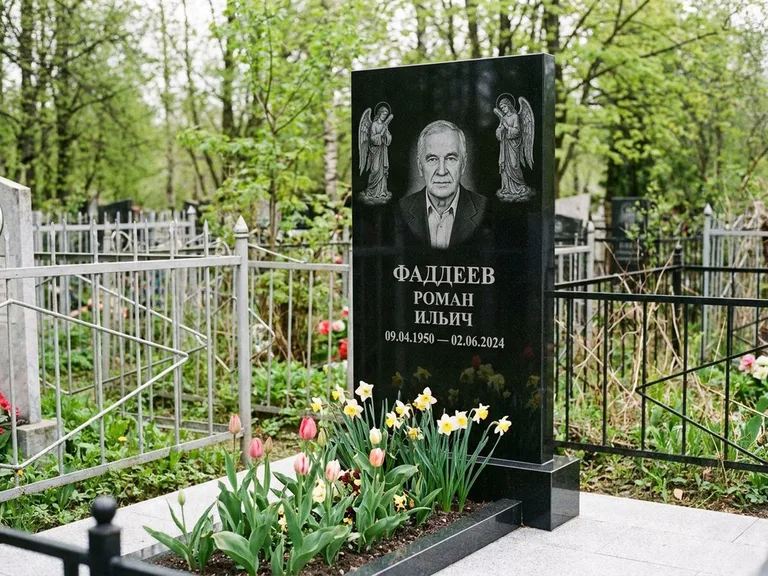 Памятник с гравировкой ангела — гравировка двух ангелов по сторонам портрета, работа «Фаддеев» в Ростове-на-Дону