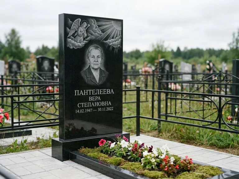 Памятник с гравировкой ангела — гравировка ангела в облаках с лучами над портретом, работа «Пантелеева» в Ростове-на-Дону