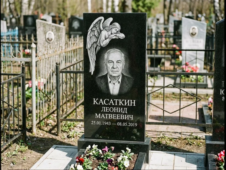 Памятник с гравировкой ангела — белая гравировка скорбящего ангела над портретом, работа «Касаткин» в Ростове-на-Дону