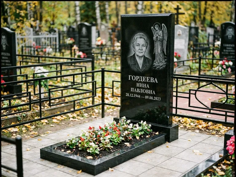 Памятник с гравировкой ангела — гравировка ангела-хранителя сбоку от портрета, работа «Гордеева» в Ростове-на-Дону