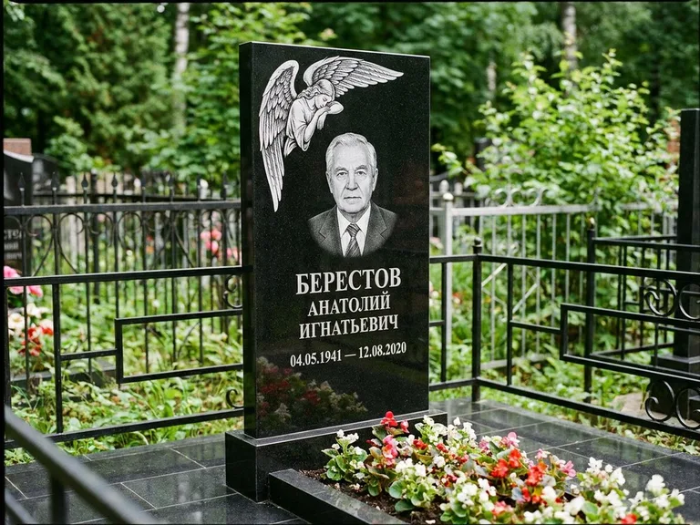 Памятник с гравировкой ангела — гравировка молящегося ангела в верхней части стелы, работа «Свиридов» в Ростове-на-Дону