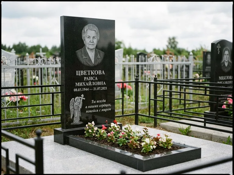 Памятник с гравировкой ангела — гравировка двух ангелов по сторонам портрета, работа «Яковлева» в Ростове-на-Дону