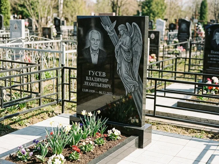 Памятник с гравировкой ангела — гравировка ангела в облаках с лучами над портретом, работа «Пономарёв» в Ростове-на-Дону