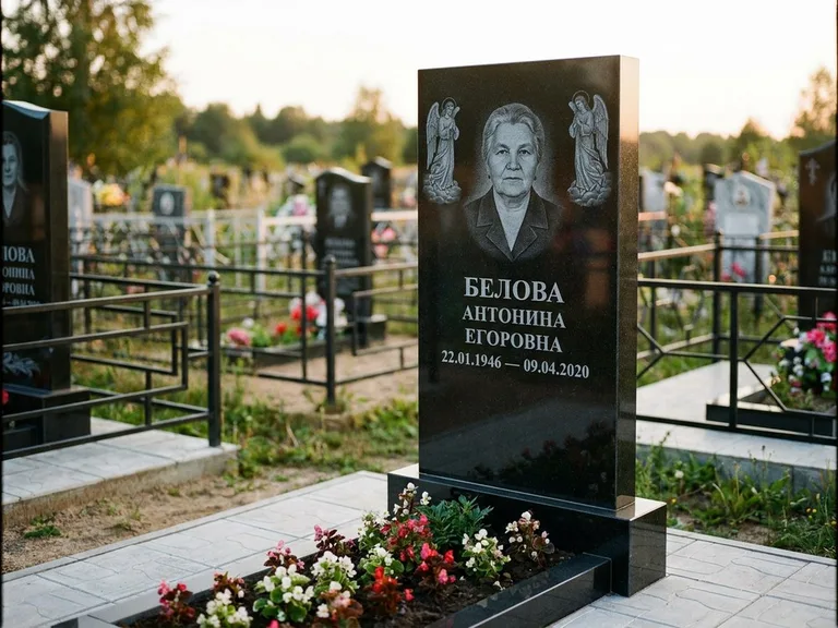 Памятник с гравировкой ангела — белая гравировка скорбящего ангела над портретом, работа «Журавлёва» в Ростове-на-Дону
