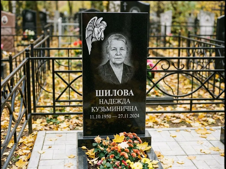 Памятник с гравировкой ангела — гравировка молящегося ангела в верхней части стелы, работа «Гордеева» в Ростове-на-Дону