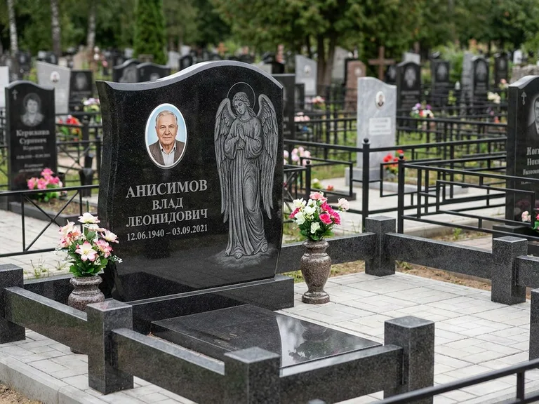 Памятник с гравировкой ангела — белая гравировка скорбящего ангела над портретом, работа «Свиридов» в Ростове-на-Дону