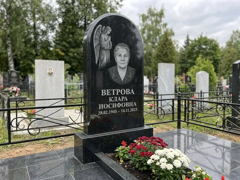 Памятник с гравировкой ангела — гравировка ангела-хранителя сбоку от портрета, работа «Игнатова» в Ростове-на-Дону