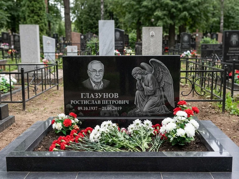 Памятник с гравировкой ангела — гравировка молящегося ангела в верхней части стелы, работа «Доронин» в Ростове-на-Дону