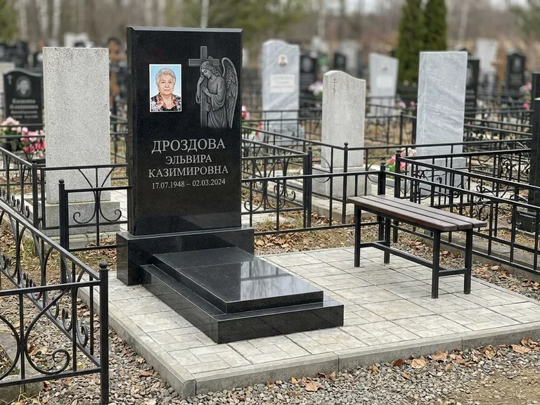 Памятник с гравировкой ангела — гравировка ангела с крестом рядом с эпитафией, работа «Яковлева» в Ростове-на-Дону