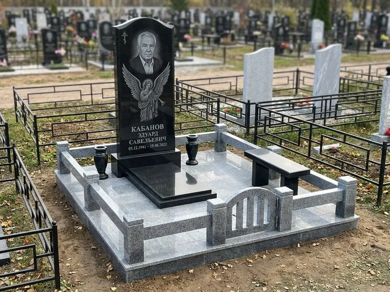 Памятник с гравировкой ангела — гравировка ангела с голубем по диагонали стелы, работа «Пономарёв» в Ростове-на-Дону