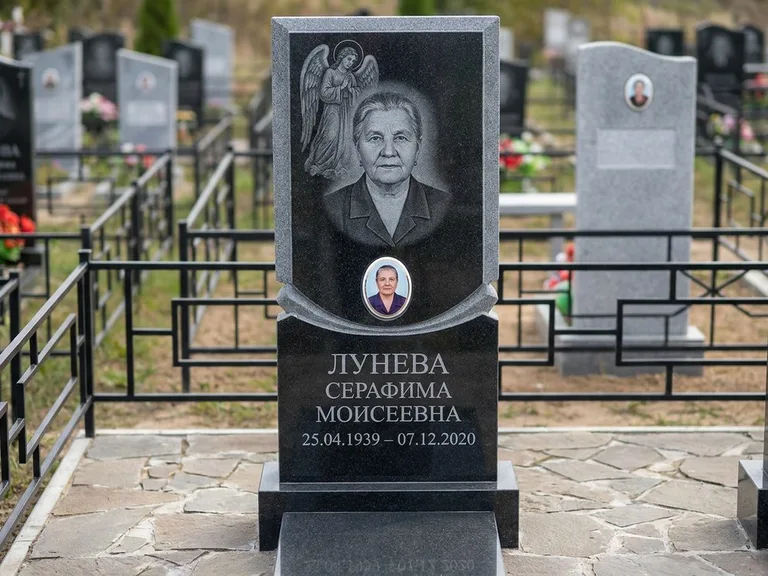 Памятник с гравировкой ангела — гравировка двух ангелов по сторонам портрета, работа «Журавлёва» в Ростове-на-Дону