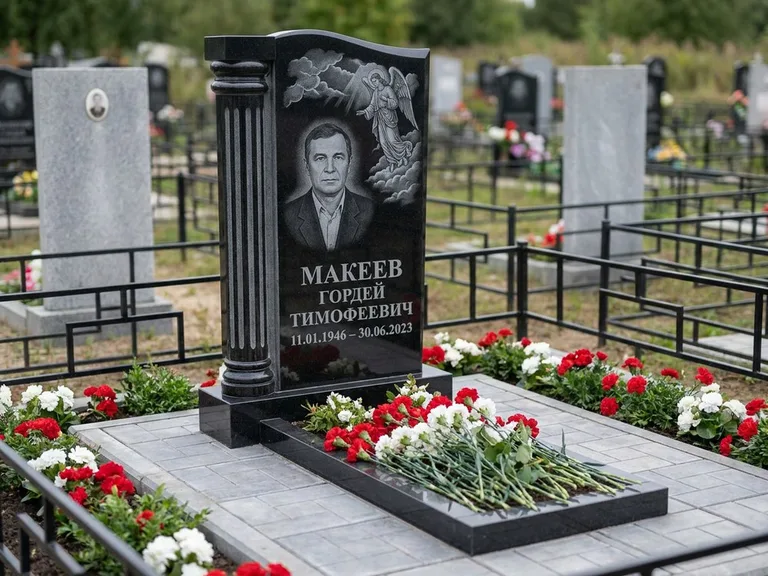 Памятник с гравировкой ангела — гравировка ангела в облаках с лучами над портретом, работа «Селиванов» в Ростове-на-Дону
