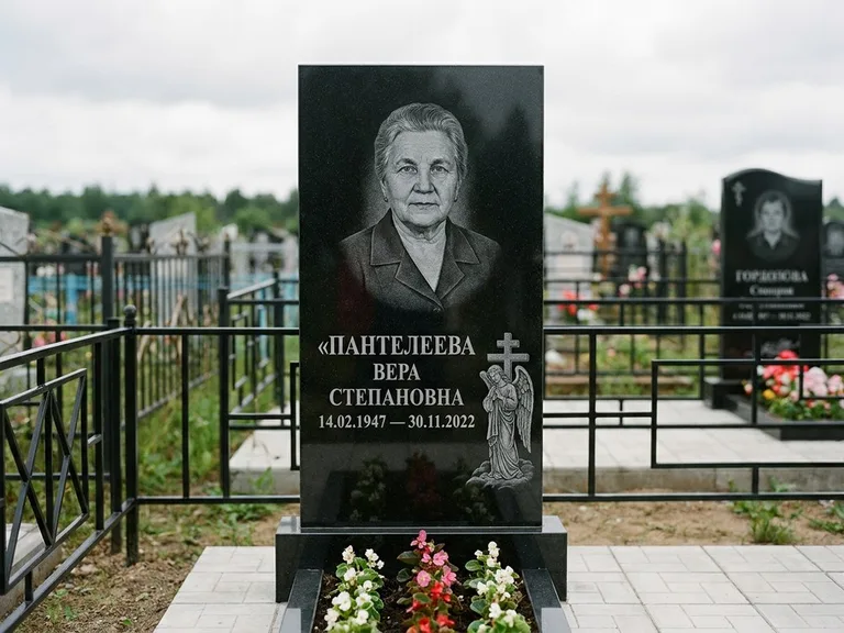 Памятник с гравировкой ангела — гравировка ангела с крестом рядом с эпитафией, работа «Пантелеева» в Ростове-на-Дону