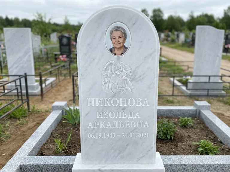 Памятник с гравировкой ангела — белая гравировка скорбящего ангела над портретом, работа «Гордеева» в Ростове-на-Дону