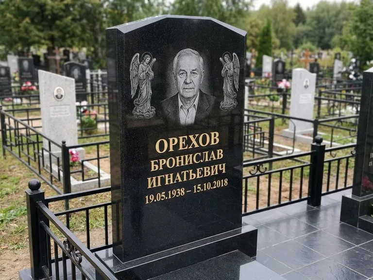 Памятник с гравировкой ангела — гравировка ангела-хранителя сбоку от портрета, работа «Фаддеев» в Ростове-на-Дону