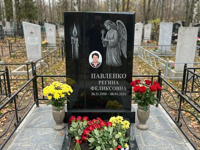 Памятник с гравировкой ангела — гравировка молящегося ангела в верхней части стелы, работа «Пантелеева» в Ростове-на-Дону