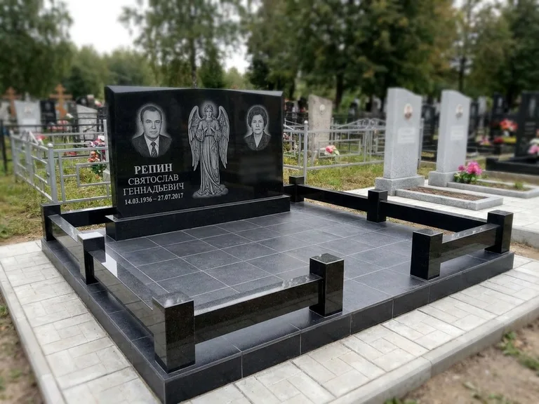 Памятник с гравировкой ангела — гравировка ангела с крестом рядом с эпитафией, работа «Касаткин» в Ростове-на-Дону