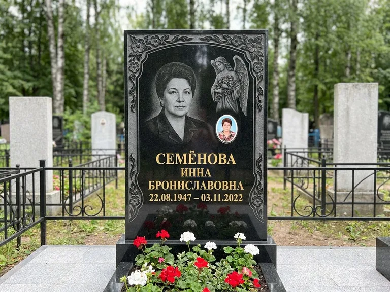 Памятник с гравировкой ангела — гравировка ангела с голубем по диагонали стелы, работа «Лобанова» в Ростове-на-Дону
