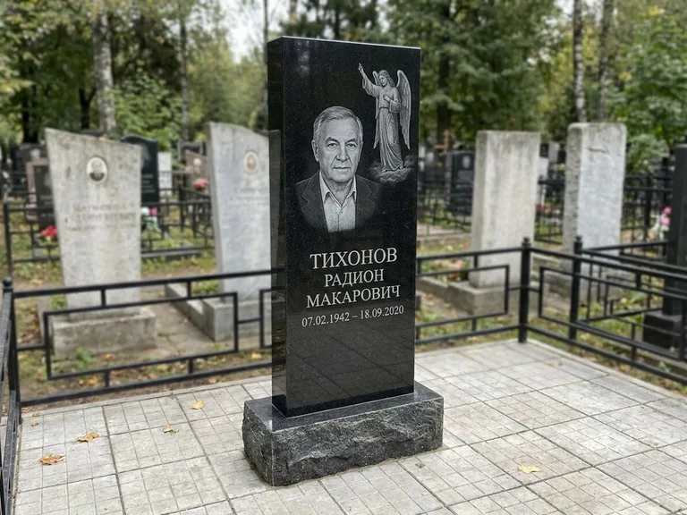 Памятник с гравировкой ангела — гравировка двух ангелов по сторонам портрета, работа «Свиридов» в Ростове-на-Дону
