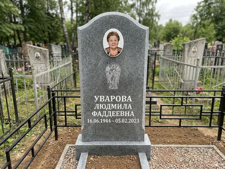 Памятник с гравировкой ангела — гравировка ангела в облаках с лучами над портретом, работа «Игнатова» в Ростове-на-Дону
