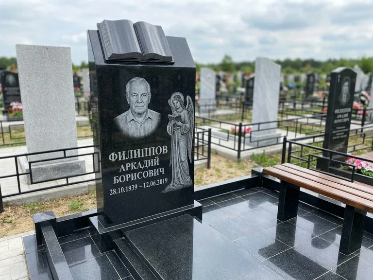 Памятник с гравировкой ангела — белая гравировка скорбящего ангела над портретом, работа «Доронин» в Ростове-на-Дону
