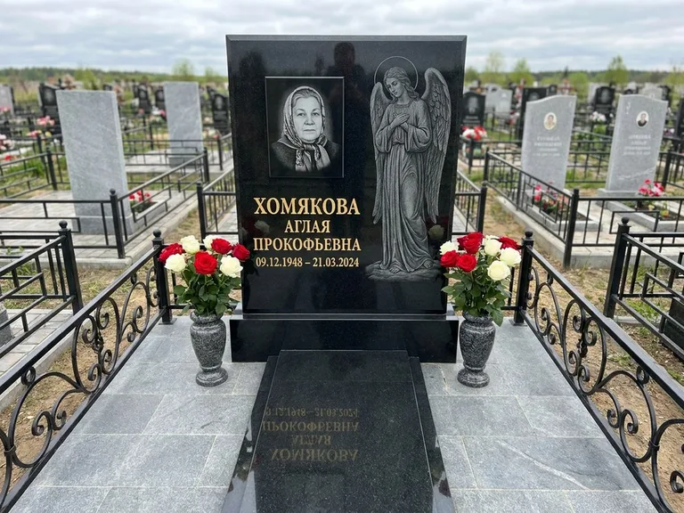 Памятник с гравировкой ангела — гравировка ангела-хранителя сбоку от портрета, работа «Яковлева» в Ростове-на-Дону