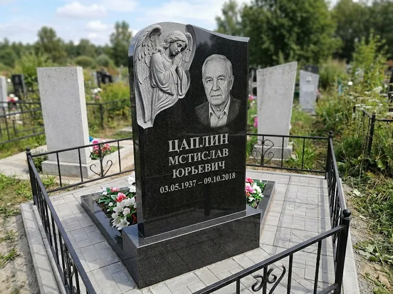 Памятник с гравировкой ангела — гравировка молящегося ангела в верхней части стелы, работа «Пономарёв» в Ростове-на-Дону