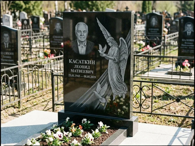 Памятник с гравировкой ангела — гравировка ангела с голубем по диагонали стелы, работа «Касаткин» в Ростове-на-Дону