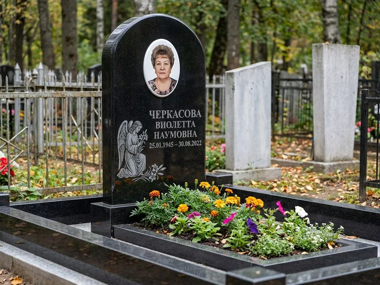 Памятник с гравировкой ангела — гравировка ангела с крестом рядом с эпитафией, работа «Журавлёва» в Ростове-на-Дону