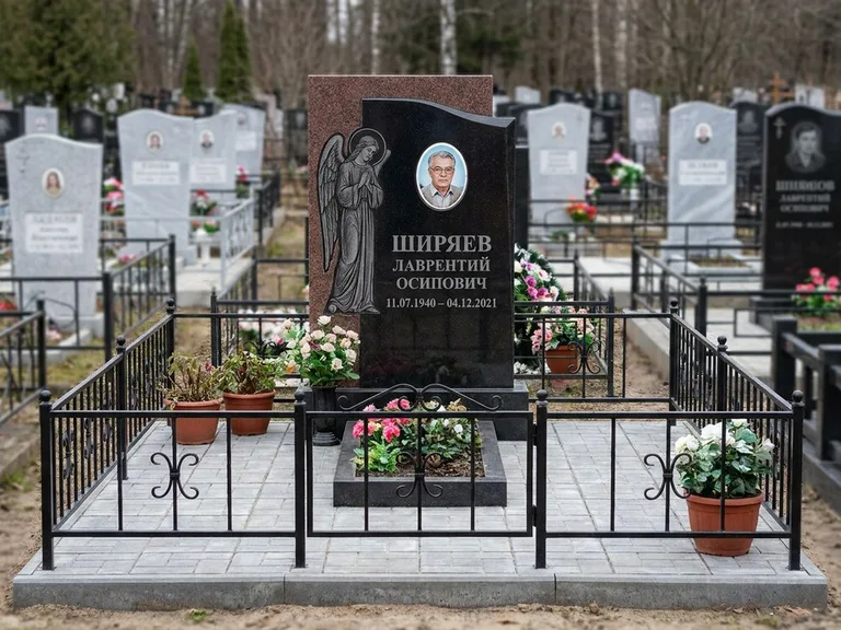 Памятник с гравировкой ангела — гравировка ангела с голубем по диагонали стелы, работа «Селиванов» в Ростове-на-Дону