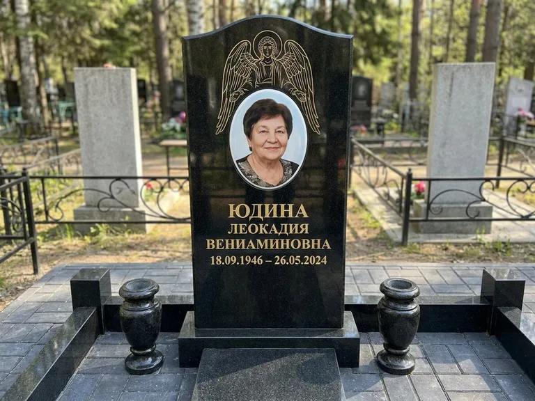 Памятник с гравировкой ангела — гравировка двух ангелов по сторонам портрета, работа «Гордеева» в Ростове-на-Дону