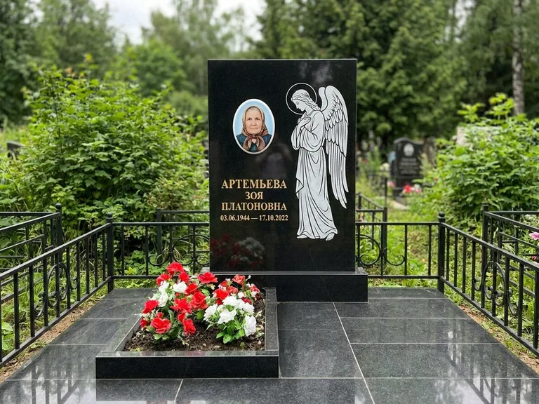 Памятник с гравировкой ангела — гравировка ангела в облаках с лучами над портретом, работа «Фаддеев» в Ростове-на-Дону