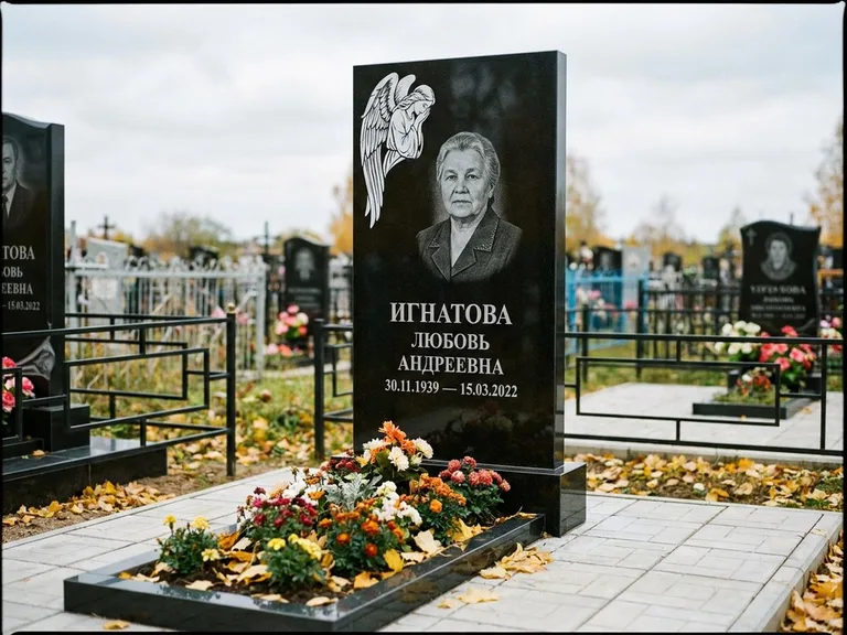 Памятник с гравировкой ангела — белая гравировка скорбящего ангела над портретом, работа «Игнатова» в Ростове-на-Дону