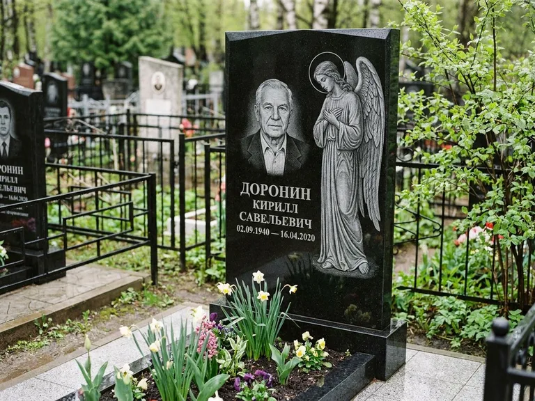 Памятник с гравировкой ангела — гравировка ангела-хранителя сбоку от портрета, работа «Доронин» в Ростове-на-Дону