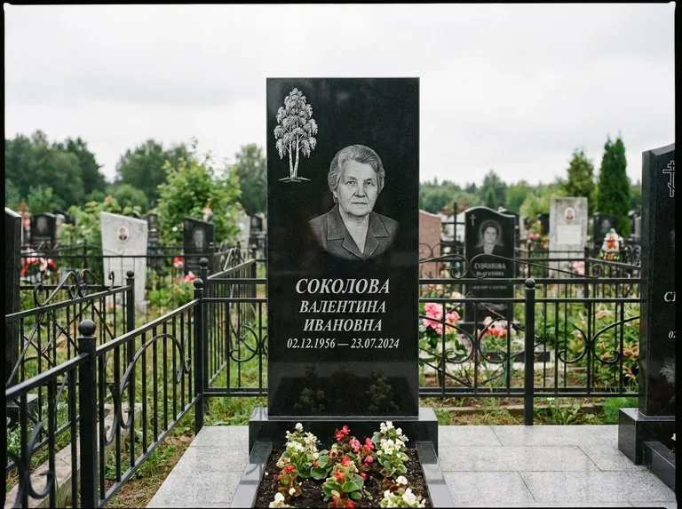 Памятник с гравировкой берёзы — гравировка одинокой берёзы над именем, работа «Соколова» в Ростове-на-Дону