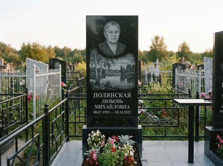 Памятник с гравировкой берёзы — гравировка берёзы у зеркального озера, работа «Полянская» в Ростове-на-Дону