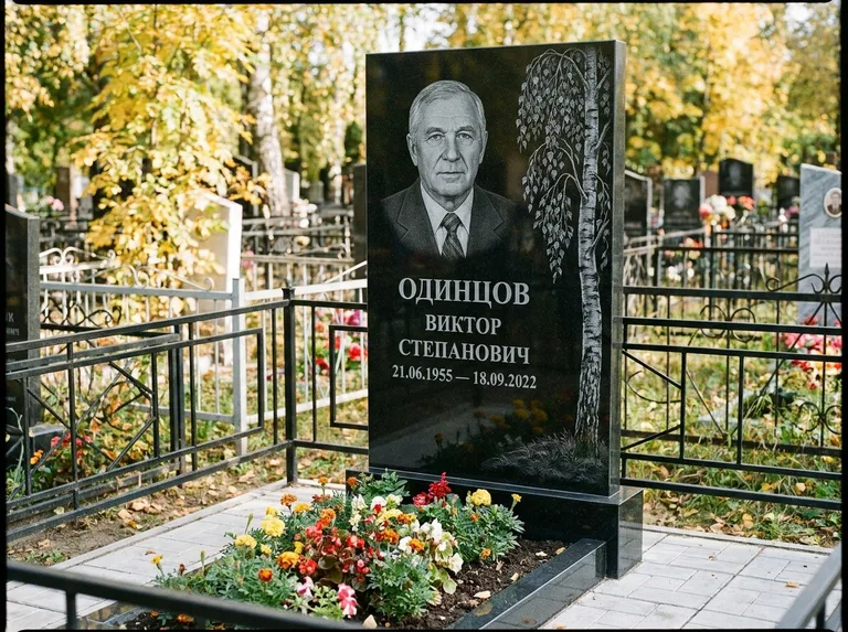 Памятник с гравировкой берёзы — гравировка плакучей берёзы с тонкими ветвями, работа «Одинцов» в Ростове-на-Дону